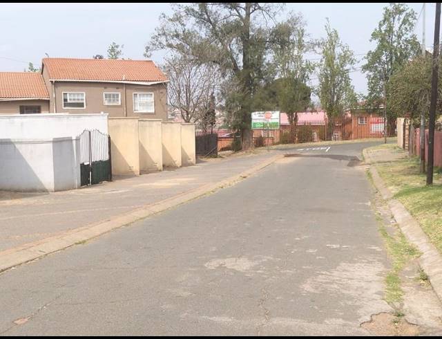 2 BEDROOM DUPLEX FOR SALE IN ORLANDO WEST